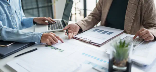 featured image Como a análise de padrões de assiduidade apoia decisões de staffing